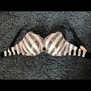 SOLD!! VS Victoria’s Secret Very Sexy Bra (34DD)
